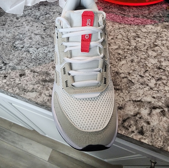 New In Box Adidas Women's White and Beige Sneakers Sz W9 M8 - Picture 5 of 10
